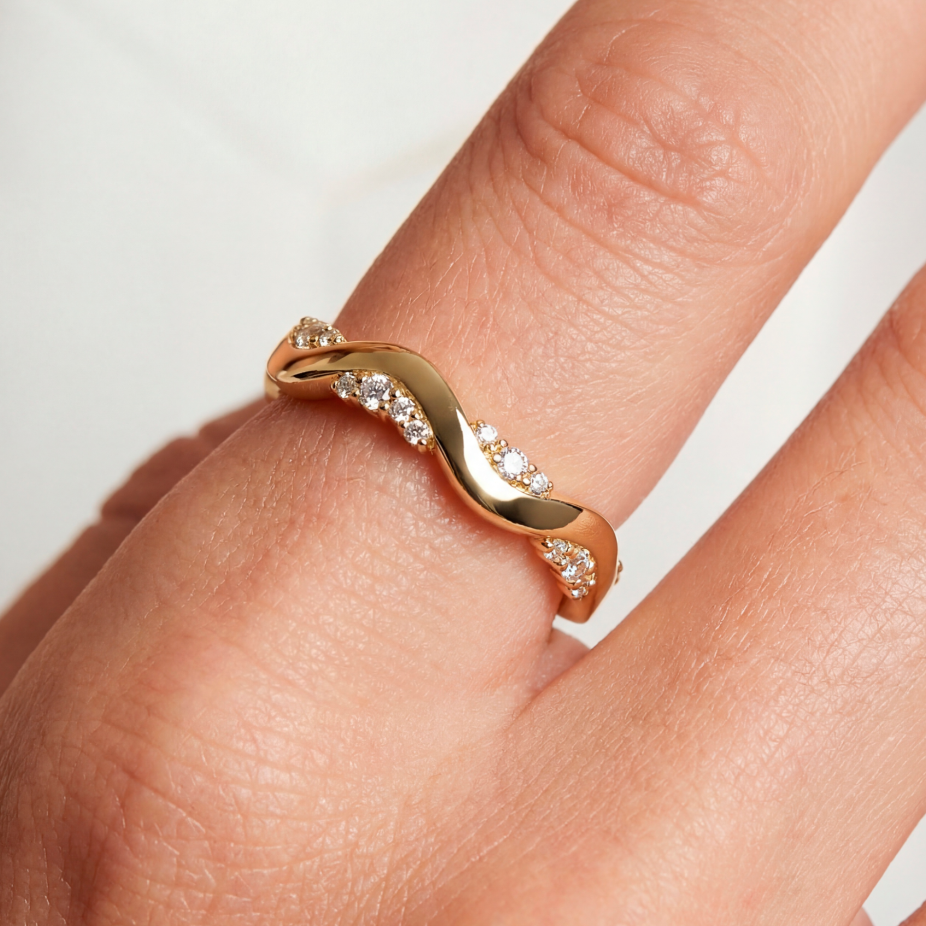 Ellera Waves Altro ring i forgyldt med zirkonia sten vist på hånd