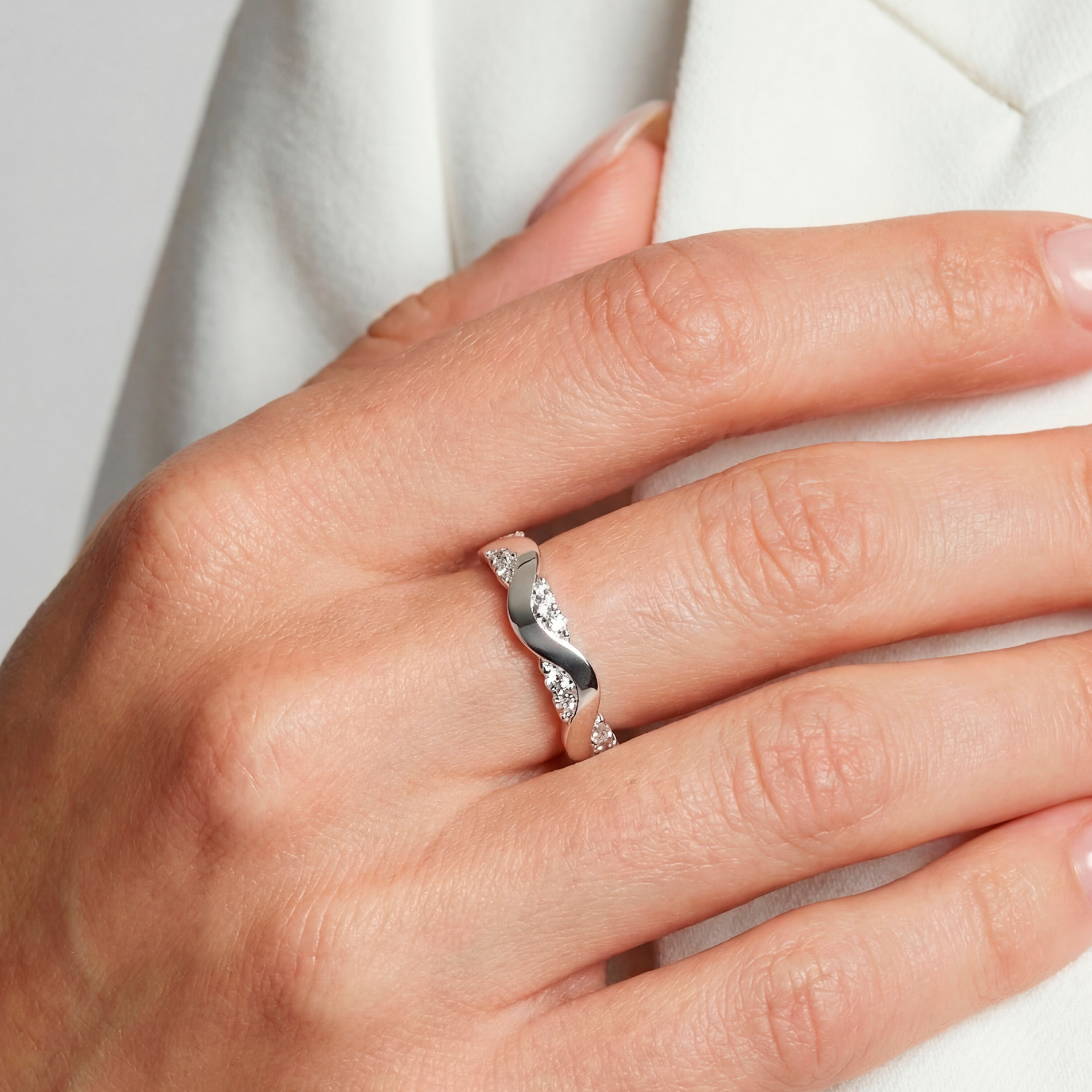 Ellera Waves Altro ring i sterling sølv med zirkonia sten vist på hånd