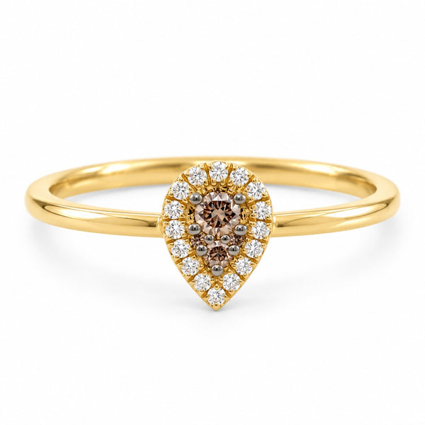 Elvira ring i 18 karat guld med dråbeformet fatning, brune diamanter og krans af hvide diamanter, hvid baggrund