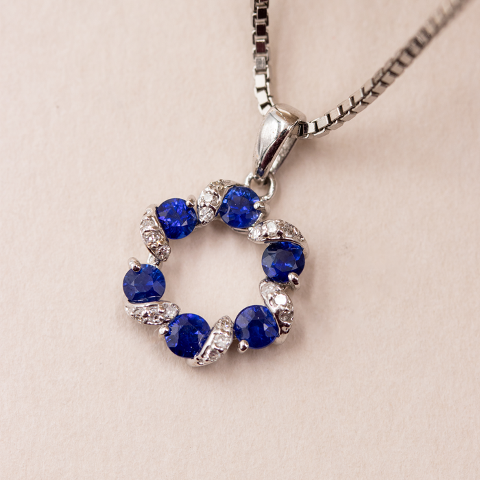 Detalje af Eterna vedhæng i hvidguld med safirer og diamanter