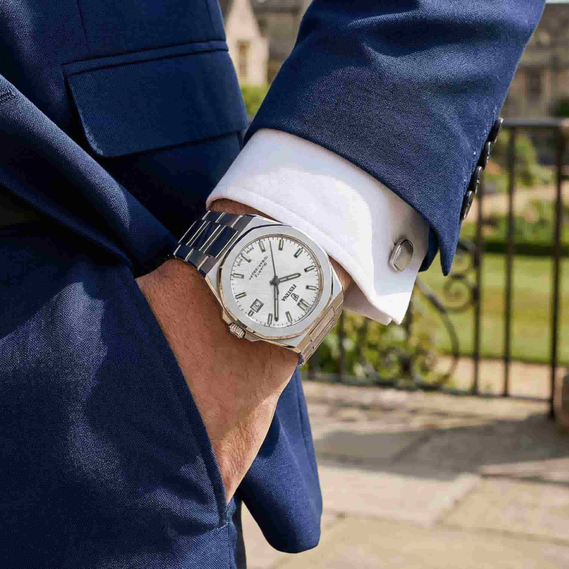 Festina Swiss Made Classic Steel F20100/1 herreur båret på håndleddet til jakkesæt