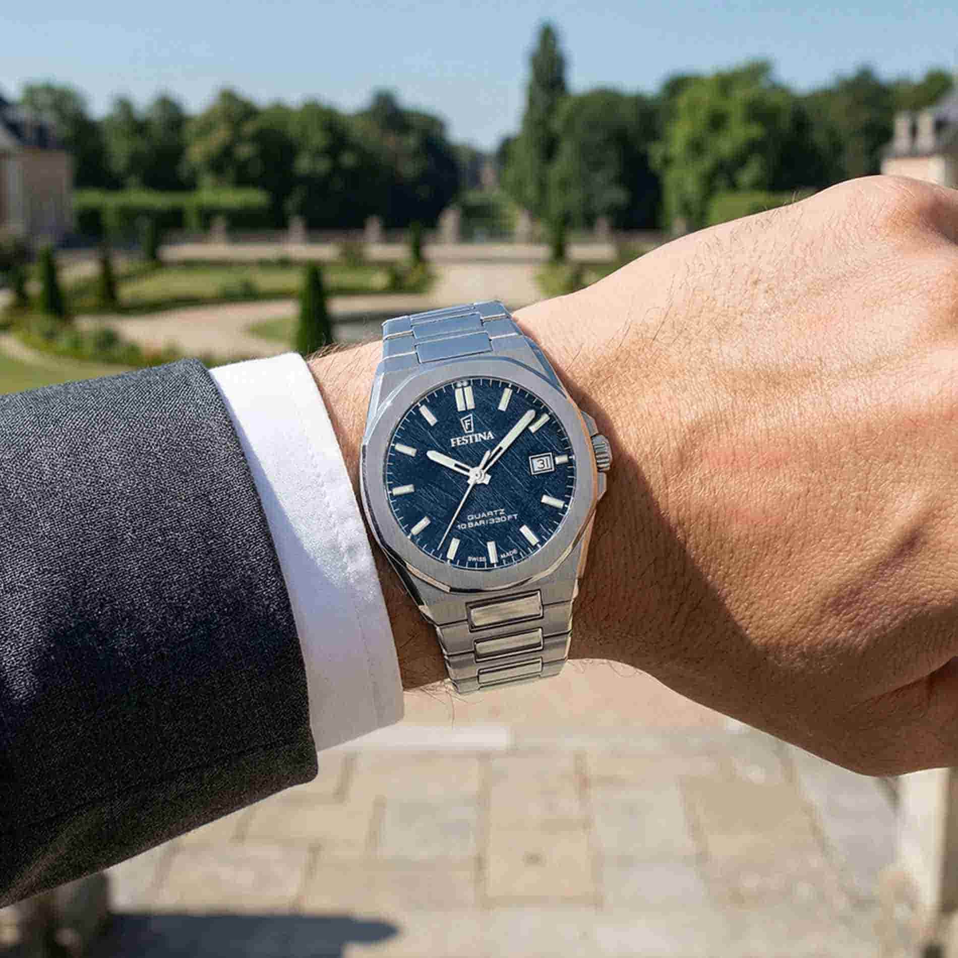 Festina Swiss Made Classic Steel F20100/4 herreur med blå urskive båret på håndleddet