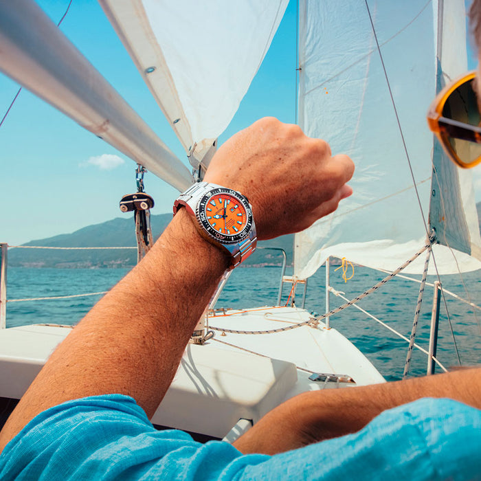 Festina Diver i stål med orange urskive, set på håndled