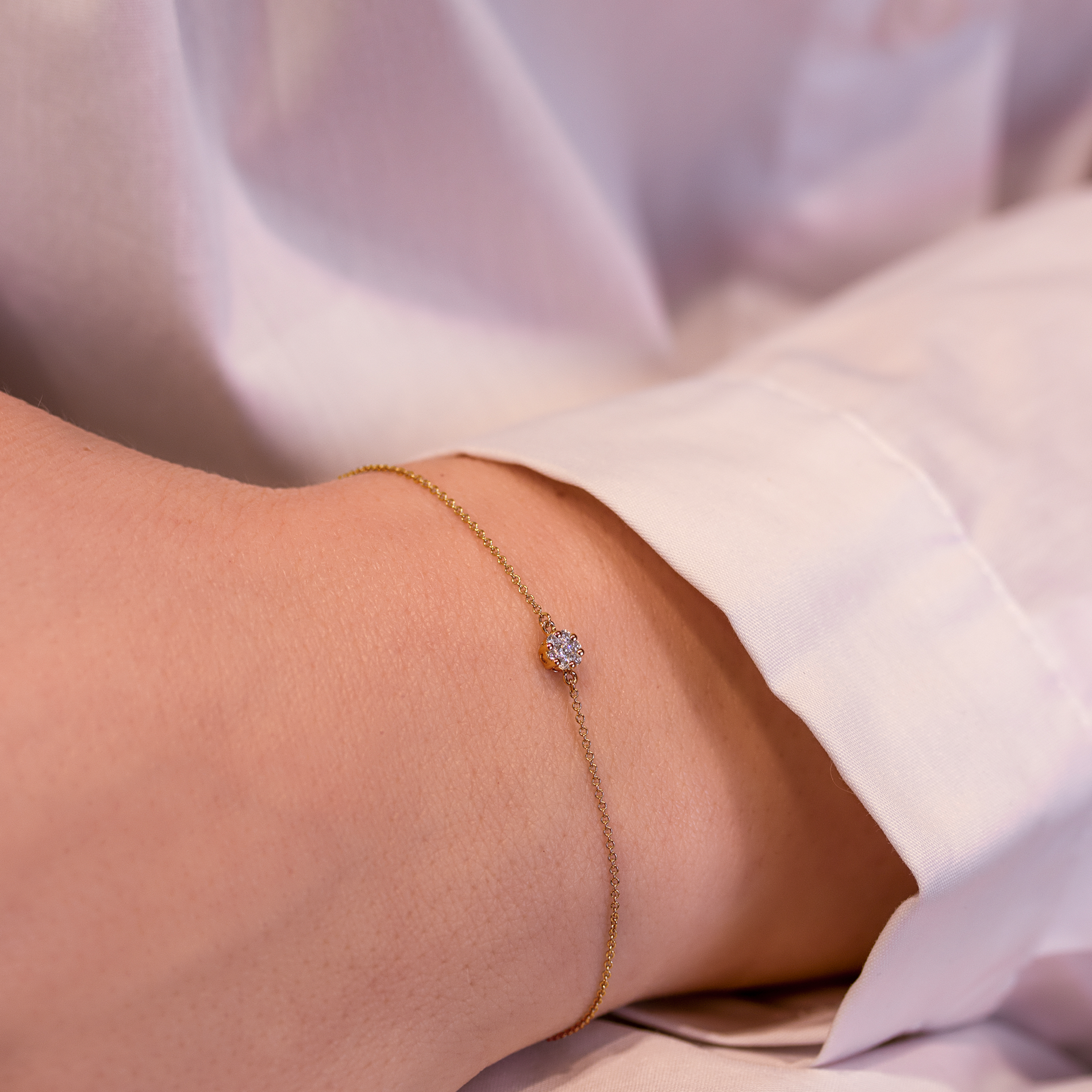 Elegant diamantarmbånd i 18kt guld båret på håndled