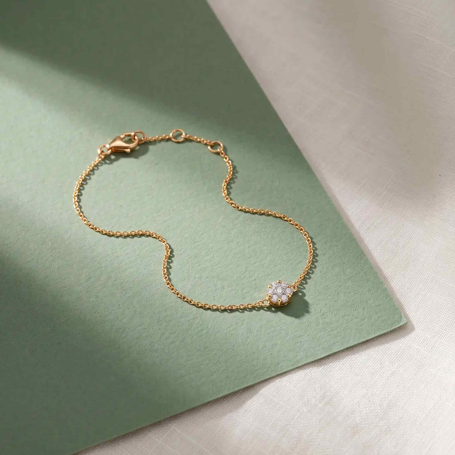 Fleur armbånd i 18 karat guld med 0,08 carat hvide diamanter og blomstermotiv