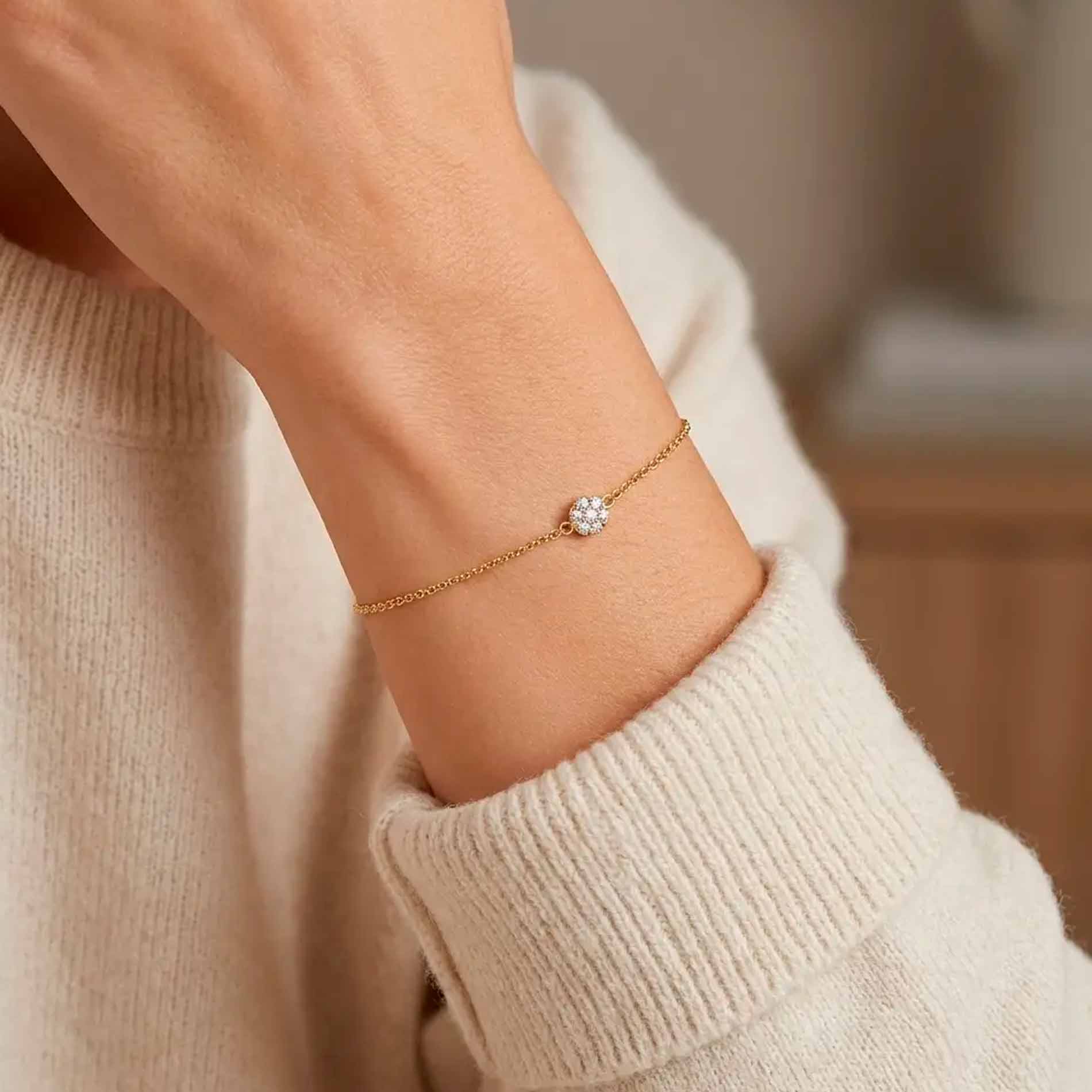 Fleur diamantarmbånd i 18 karat guld med 0,08 carat diamanter båret på håndleddet
