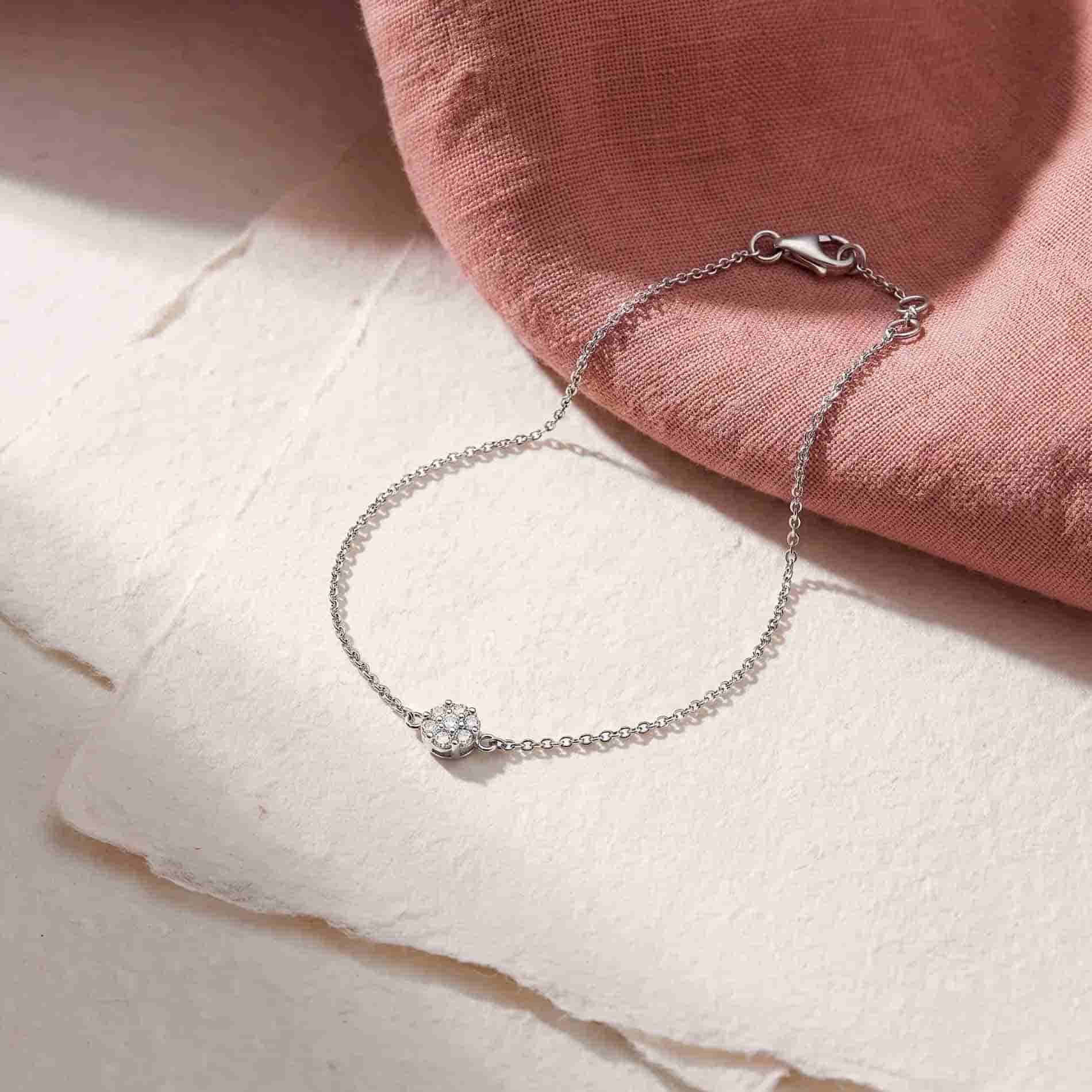 Fleur armbånd i 18 karat hvidguld med 0,08 carat hvide diamanter
