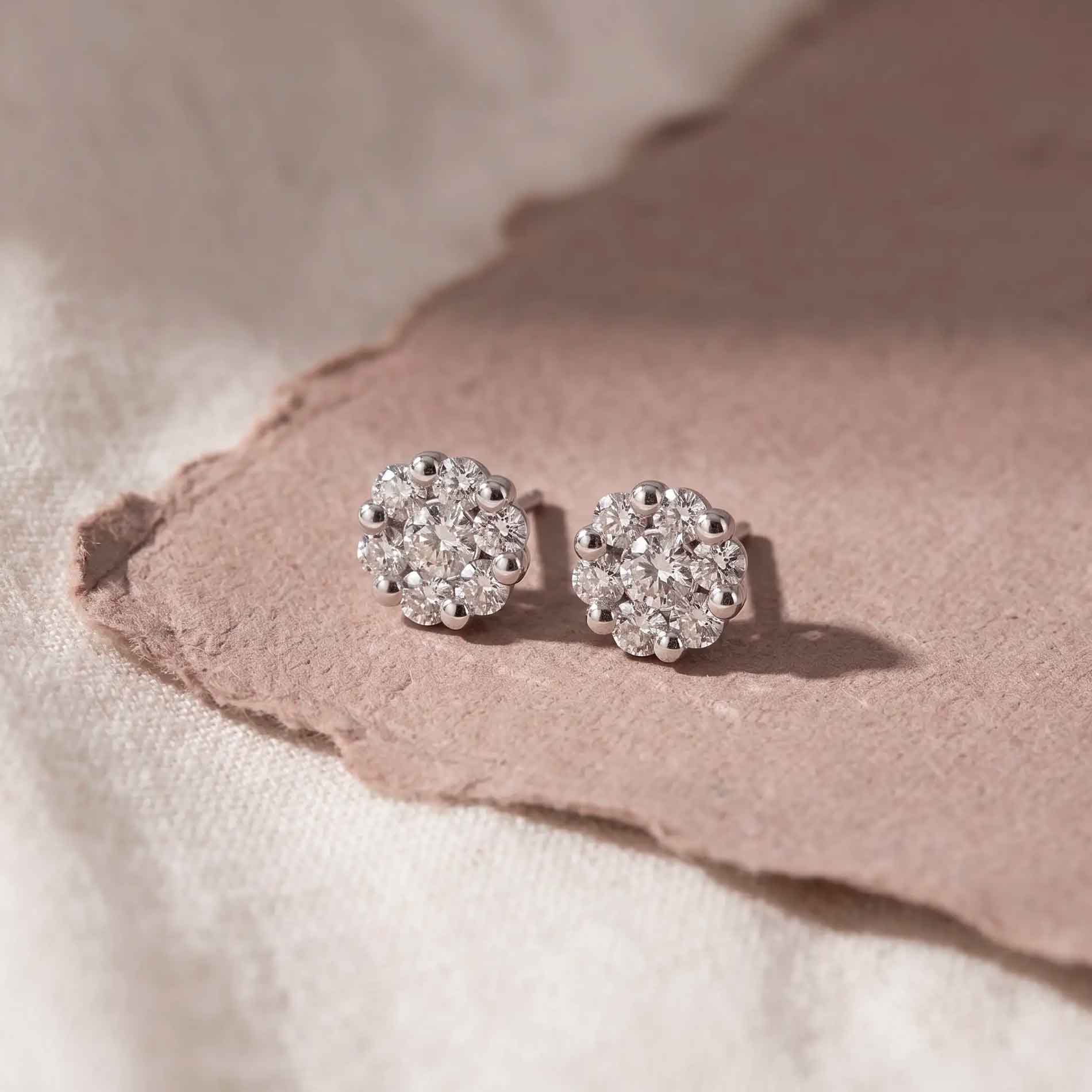 Fleur ørestikker i 18 karat hvidguld med 14 hvide diamanter
