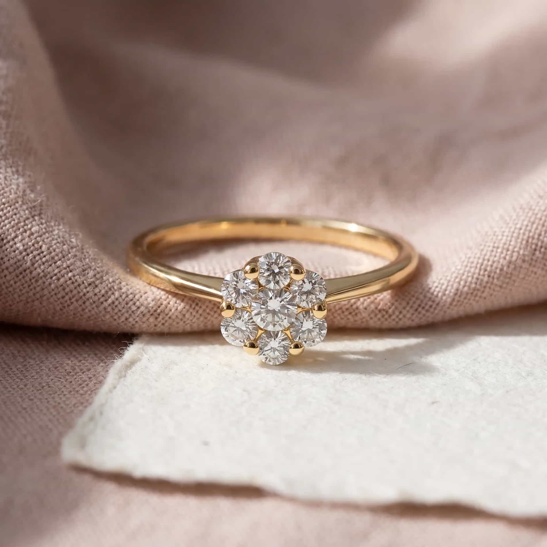 Fleur ring i 18 karat guld med 0,29 carat hvide diamanter