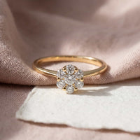 Fleur ring i 18 karat guld med 0,29 carat hvide diamanter