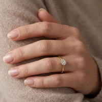 Fleur diamant ring i 18 karat guld vist på hånd