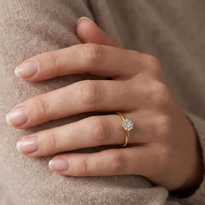 Fleur diamant ring i 18 karat guld vist på hånd