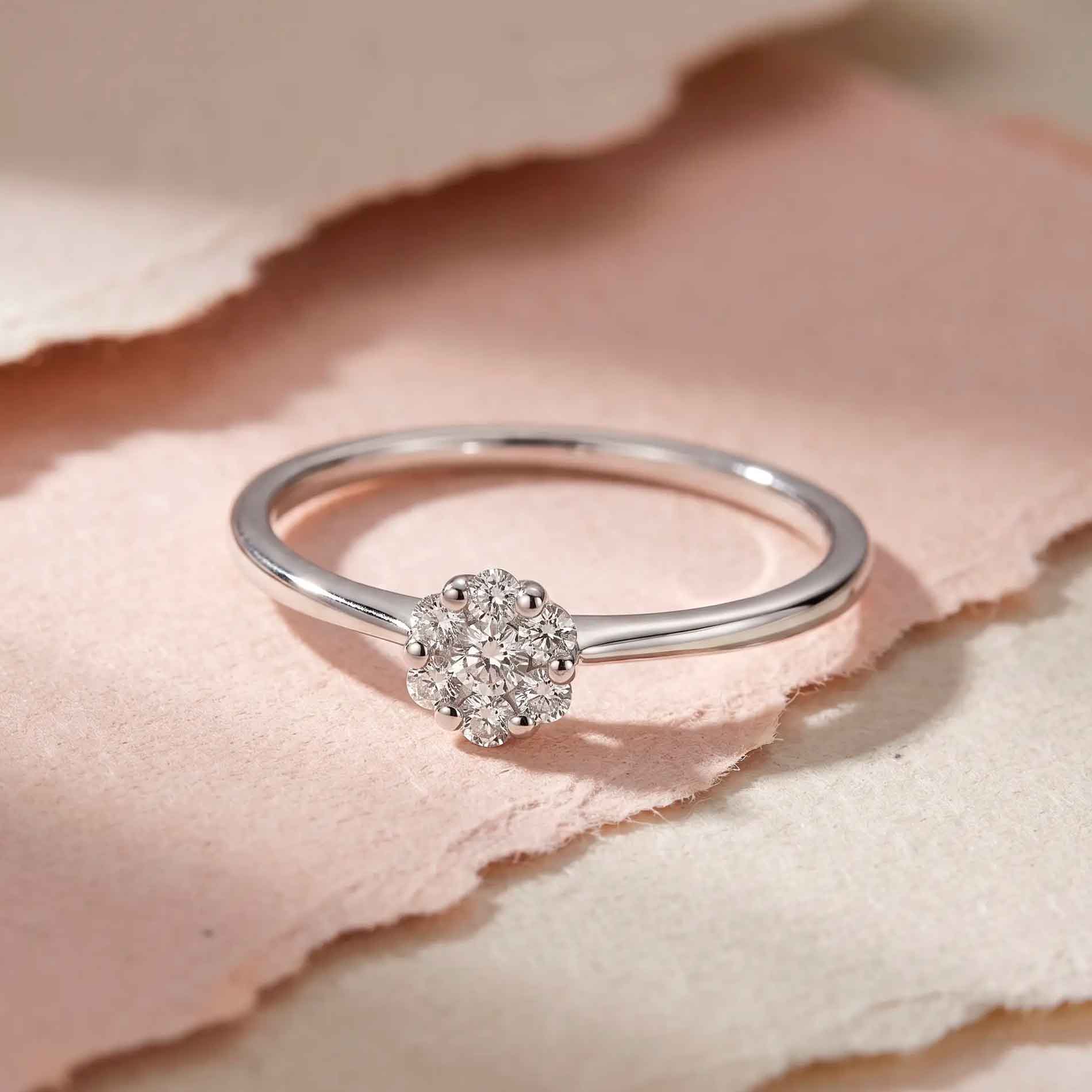 Fleur ring i 18 karat hvidguld med 0,15 carat diamanter, livsstilsbillede