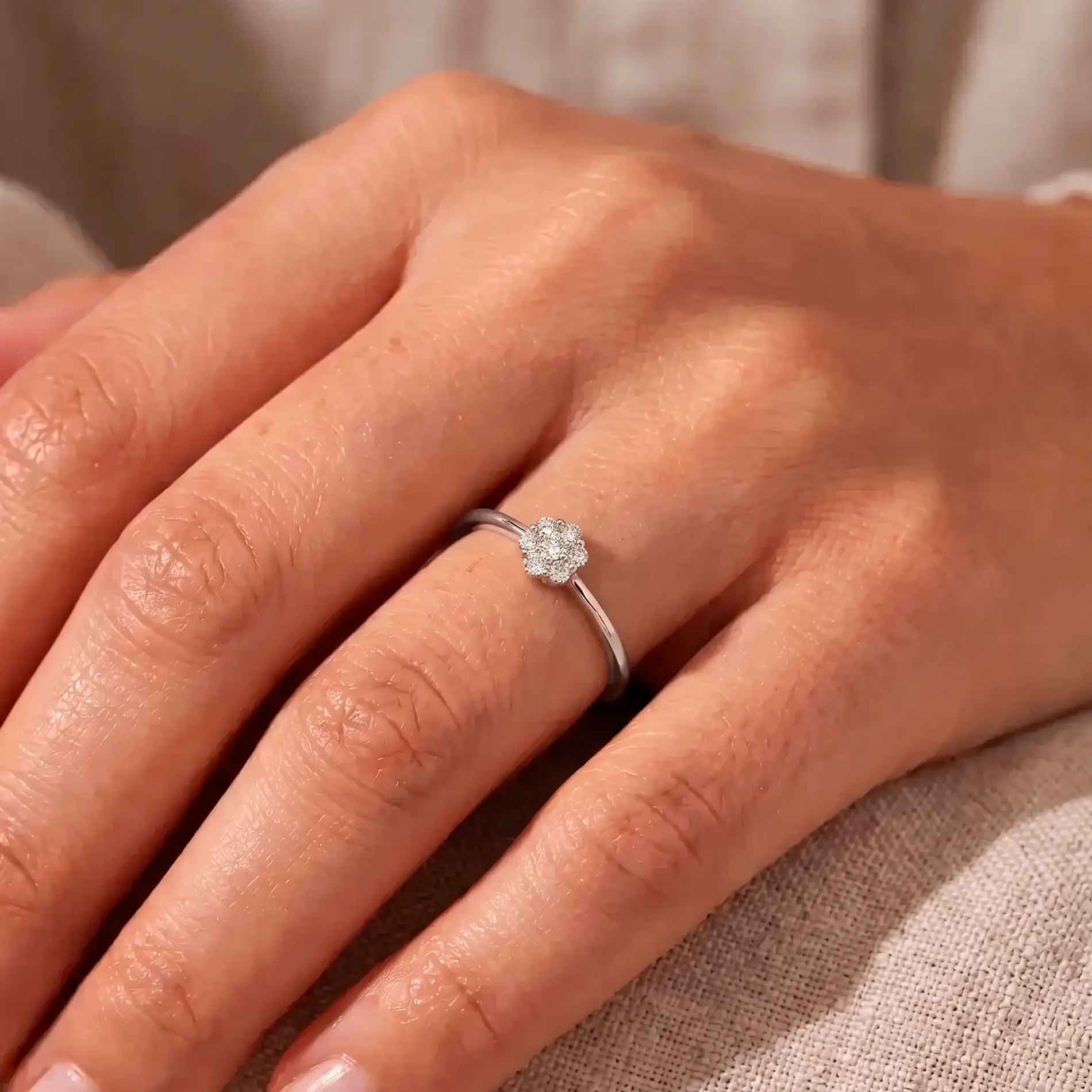 Fleur ring i 18 karat hvidguld med 0,15 carat diamanter på hånd