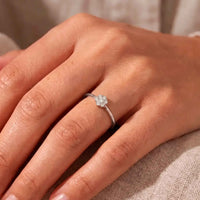 Fleur ring i 18 karat hvidguld med 0,15 carat diamanter på hånd