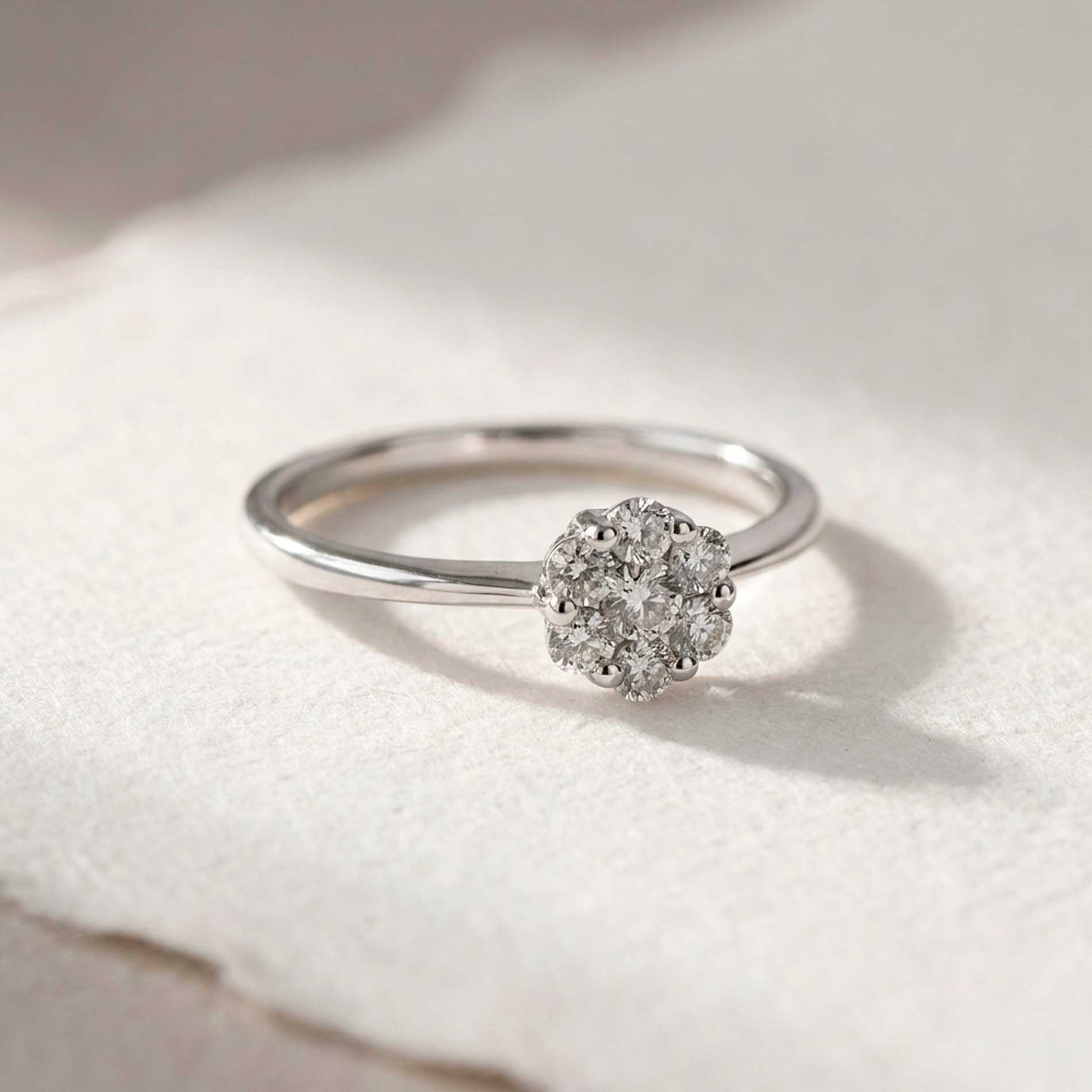 Fleur ring i 18 karat hvidguld med 0,29 carat diamanter på stofunderlag