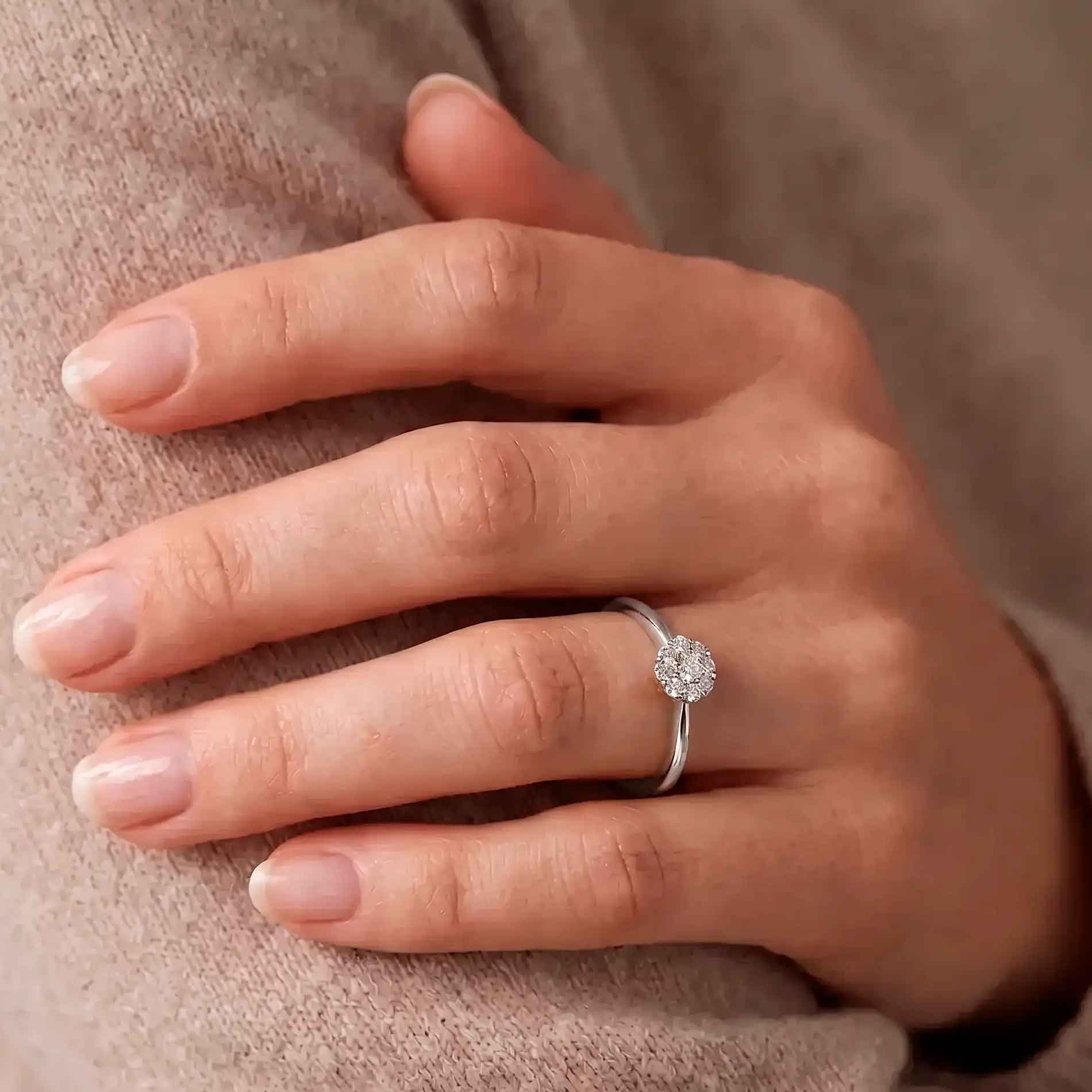 Fleur diamantring i 18 karat hvidguld med 0,29 carat diamanter på hånd