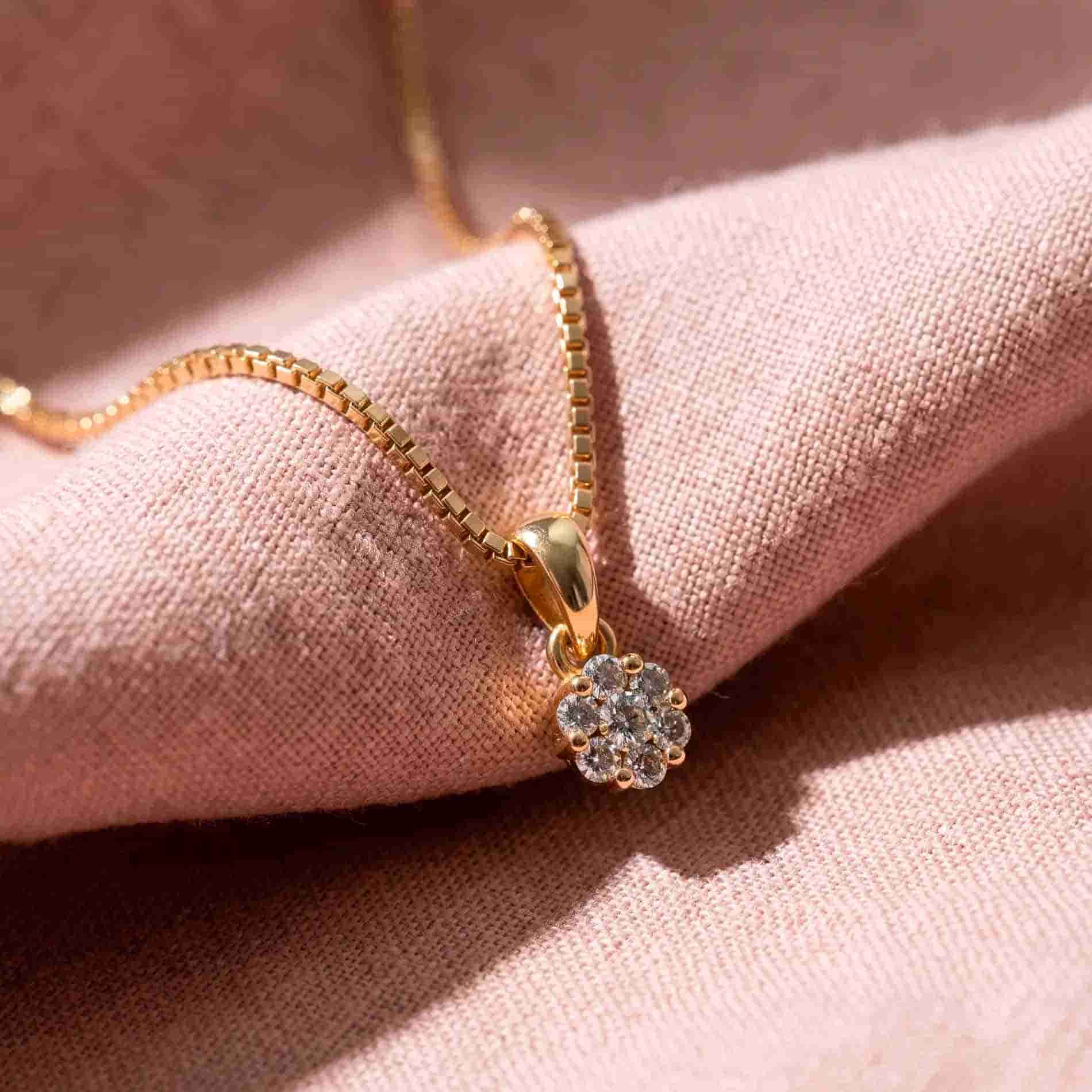 Fleur vedhæng i 18 karat guld med 0,08 carat hvide diamanter, vist som livsstilsbillede