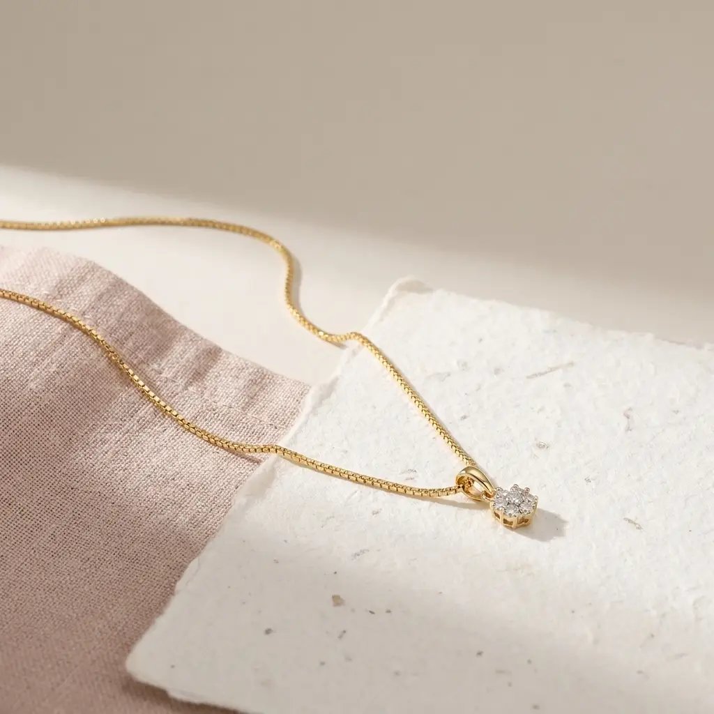 Fleur vedhæng i 18 karat guld, 0,15 ct lagt på bløde stoffer