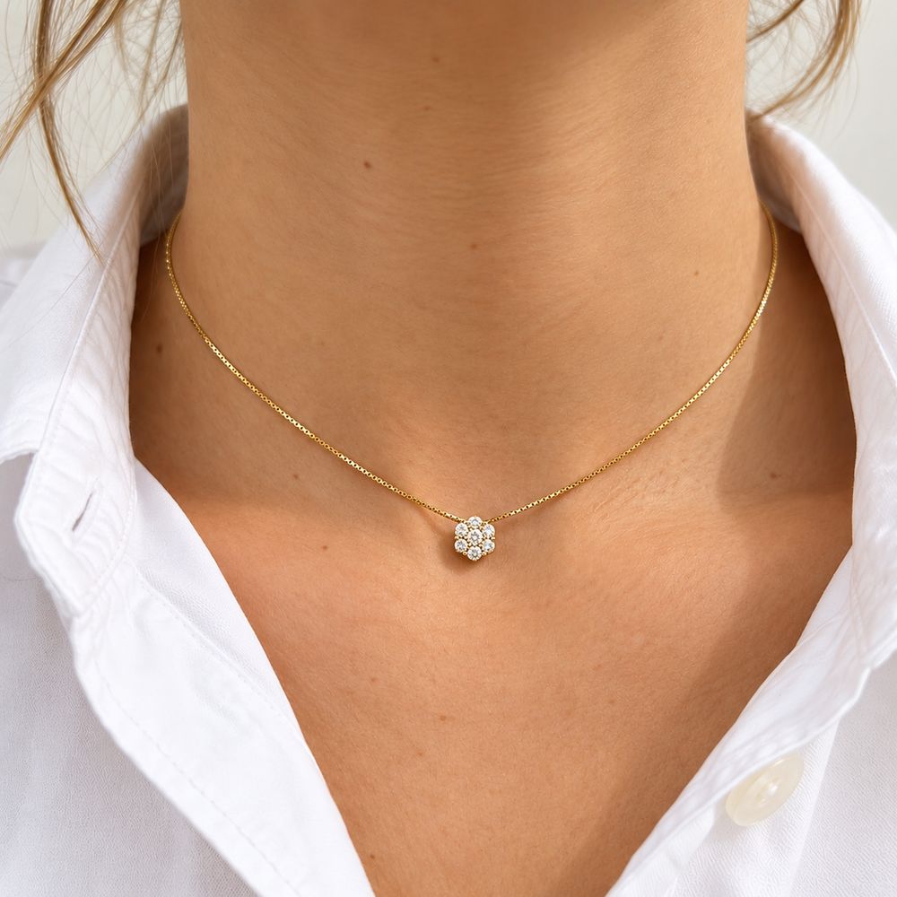 Fleur vedhæng i 18 karat guld, 0,69 ct båret om halsen