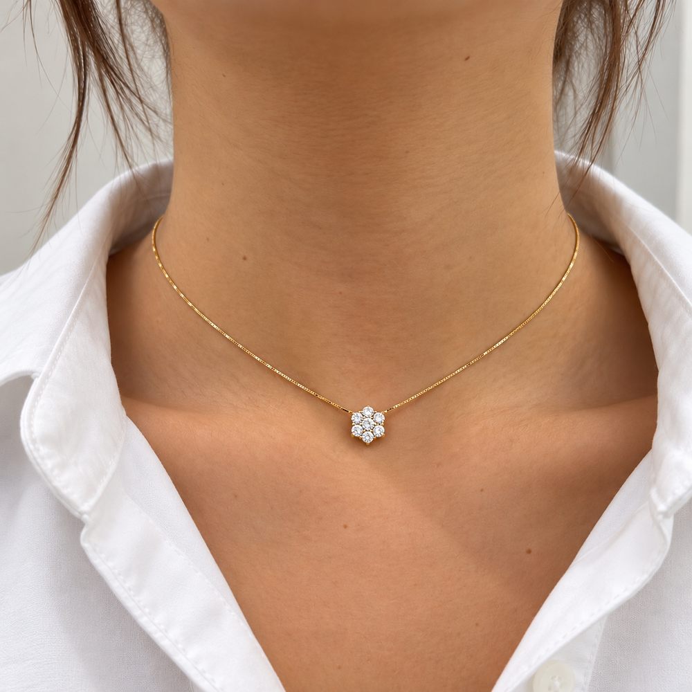 Fleur vedhæng i 18 karat guld, 1,02 ct båret om halsen