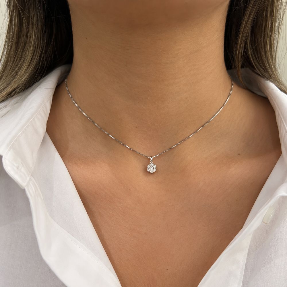 Fleur vedhæng i 18 karat hvidguld, 0,48 ct båret om halsen