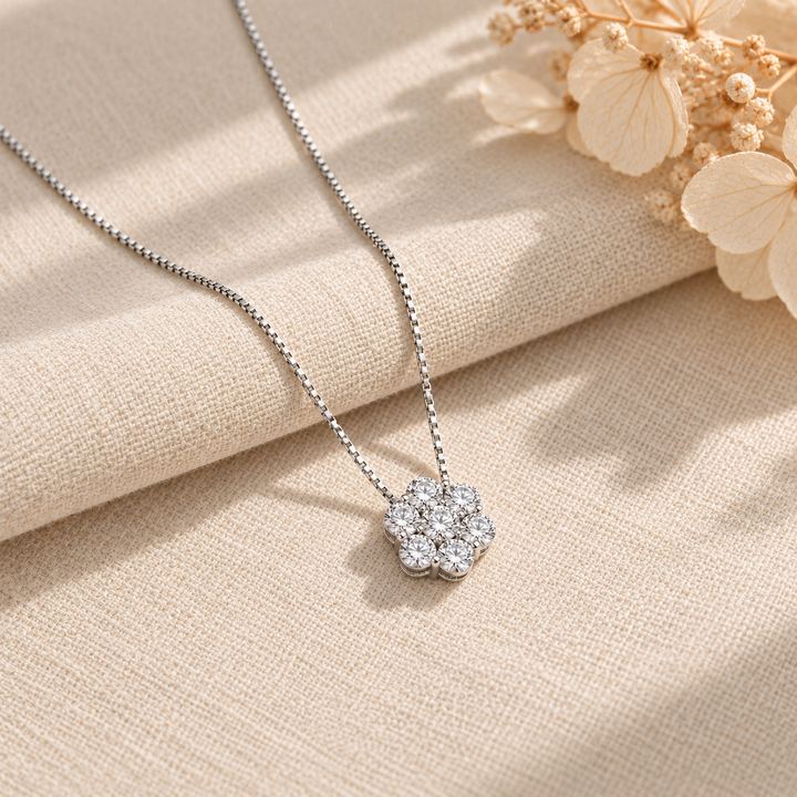 Fleur vedhæng i 18 karat hvidguld, 0,69 ct lagt på bløde stoffer