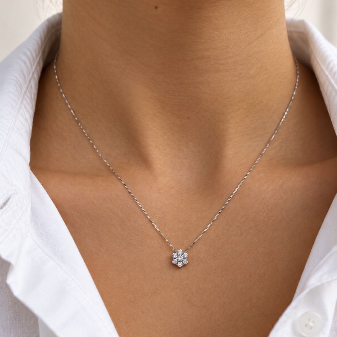 Fleur vedhæng i 18 karat hvidguld, 0,69 ct båret om halsen