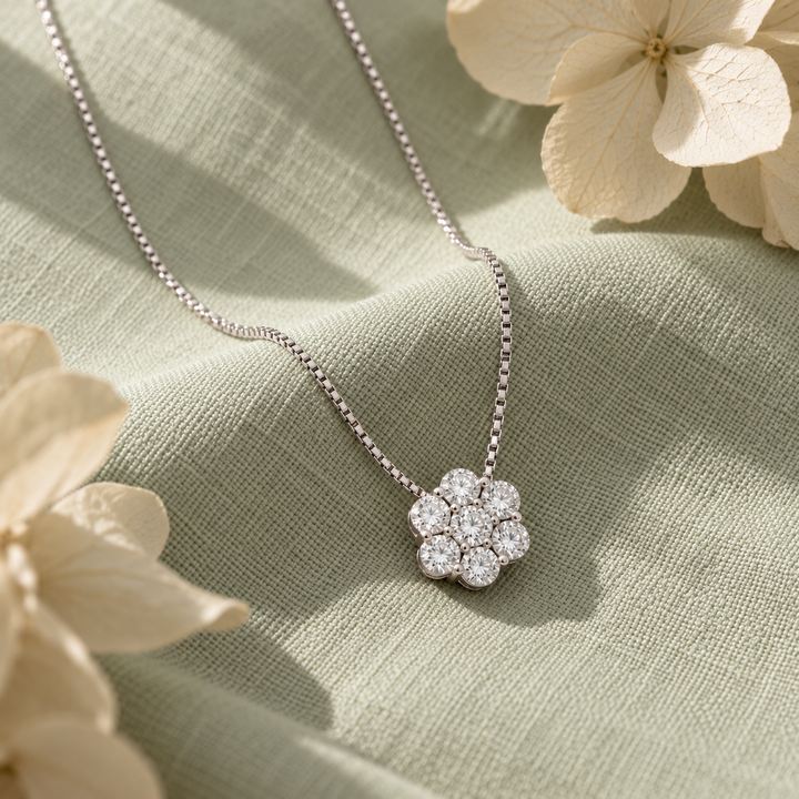 Fleur vedhæng i 18 karat hvidguld, 1,02 ct lagt på bløde stoffer