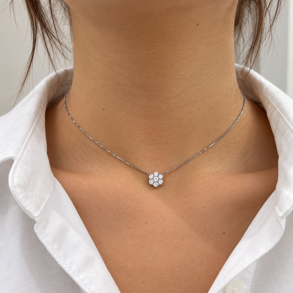 Fleur vedhæng i 18 karat hvidguld, 1,02 ct båret om halsen