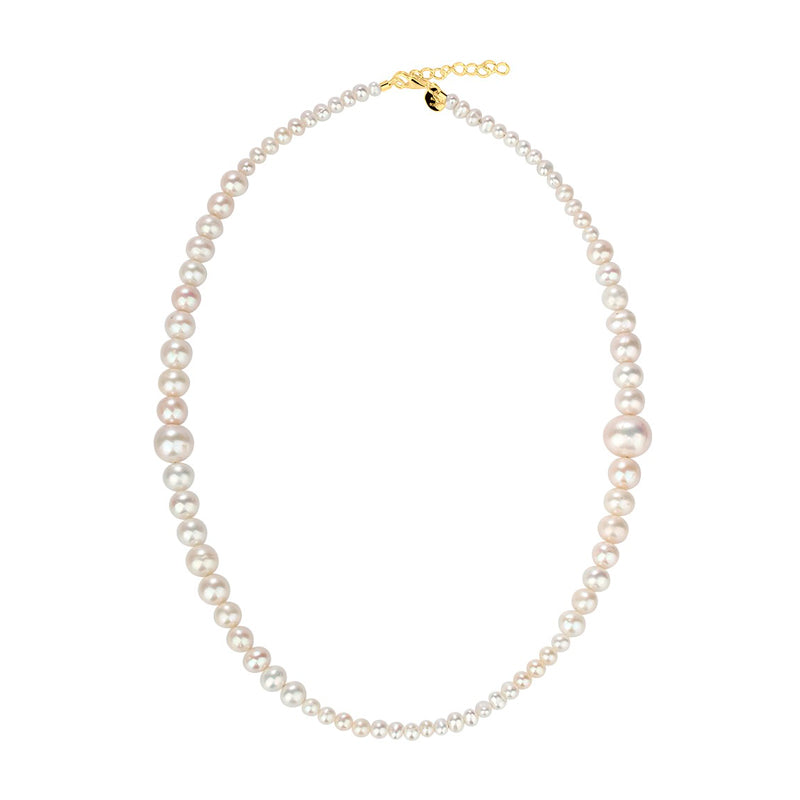 Forgyldt halskæde med hvide perler i forskellige størrelser