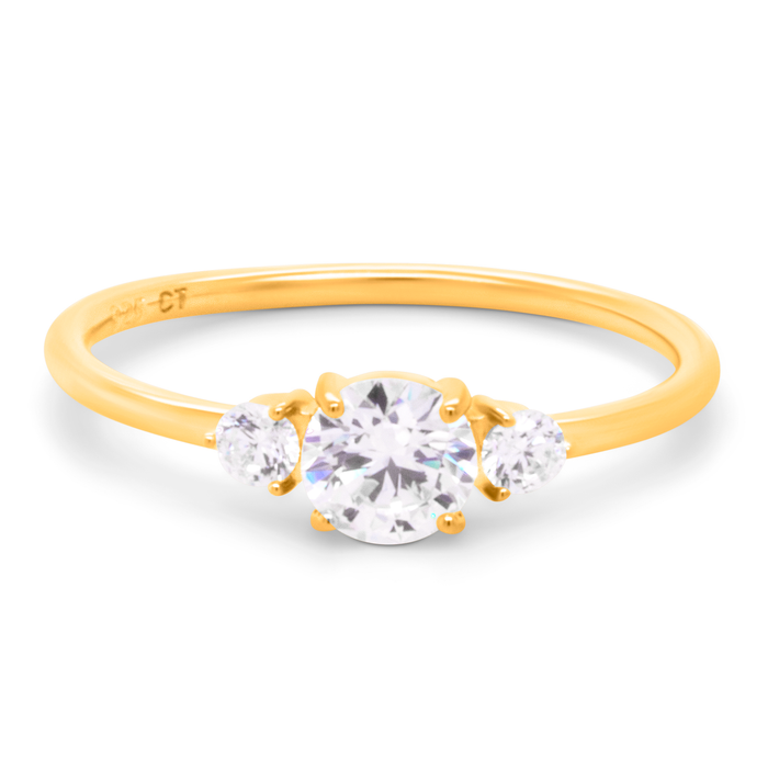 Forgyldt ring med tre klare sten i elegant design