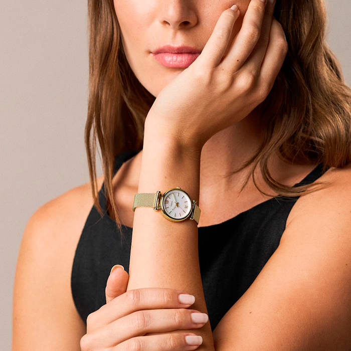 Fossil Carlie ES5462 båret på håndled med guldfarvet mesh-rem
