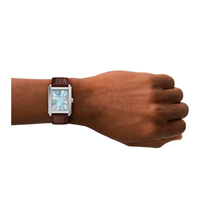 Fossil Carraway FS6110 båret på håndled med brun læderrem