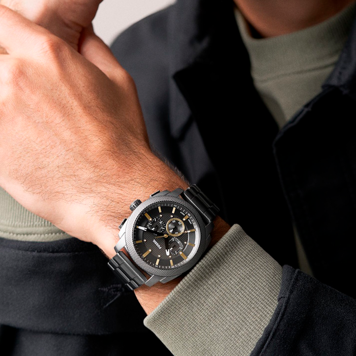 Fossil Machine Chronograph FS6160 båret på håndled med gunmetal stållænke