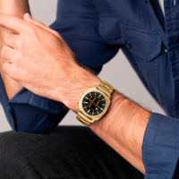 Fossil Machine Big Tic FS6157 båret på håndled med guldfarvet stållænke