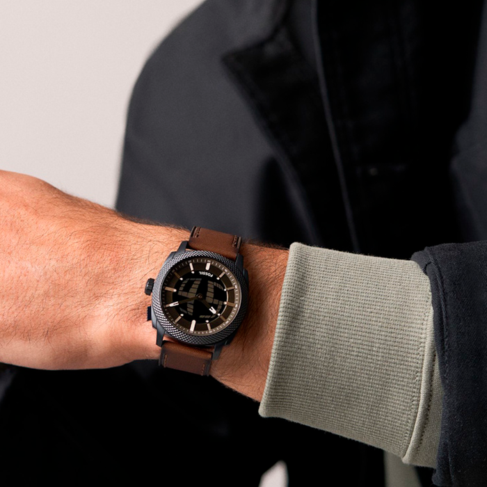 Fossil Machine Big Tic FS6165 båret på håndled med brun læderrem