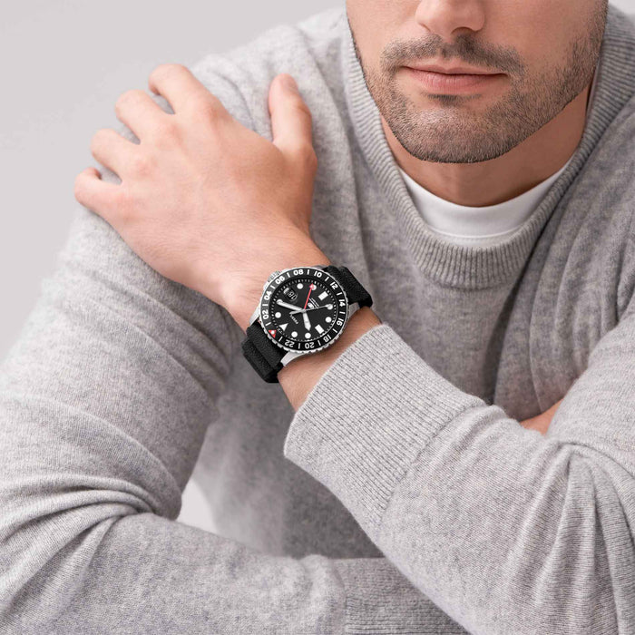 Stålur med sort silikonerem og sort skive fra Fossil, på model