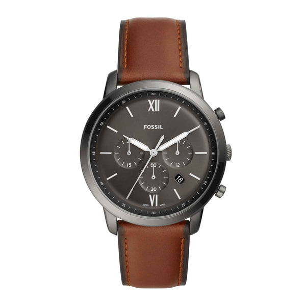 Fossil Neutra Chrono herreur i gunmetal stål med sort urskive og brun læderrem. Uret er set forfra.