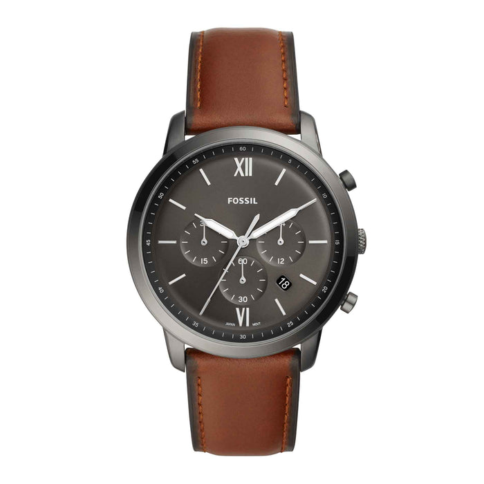 Fossil Neutra Chrono herreur i gunmetal stål med sort urskive og brun læderrem. Uret er set forfra.