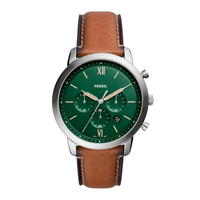 Fossil Neutra herreur i stål med brun læderrem og grøn skive. Uret er set forfra.