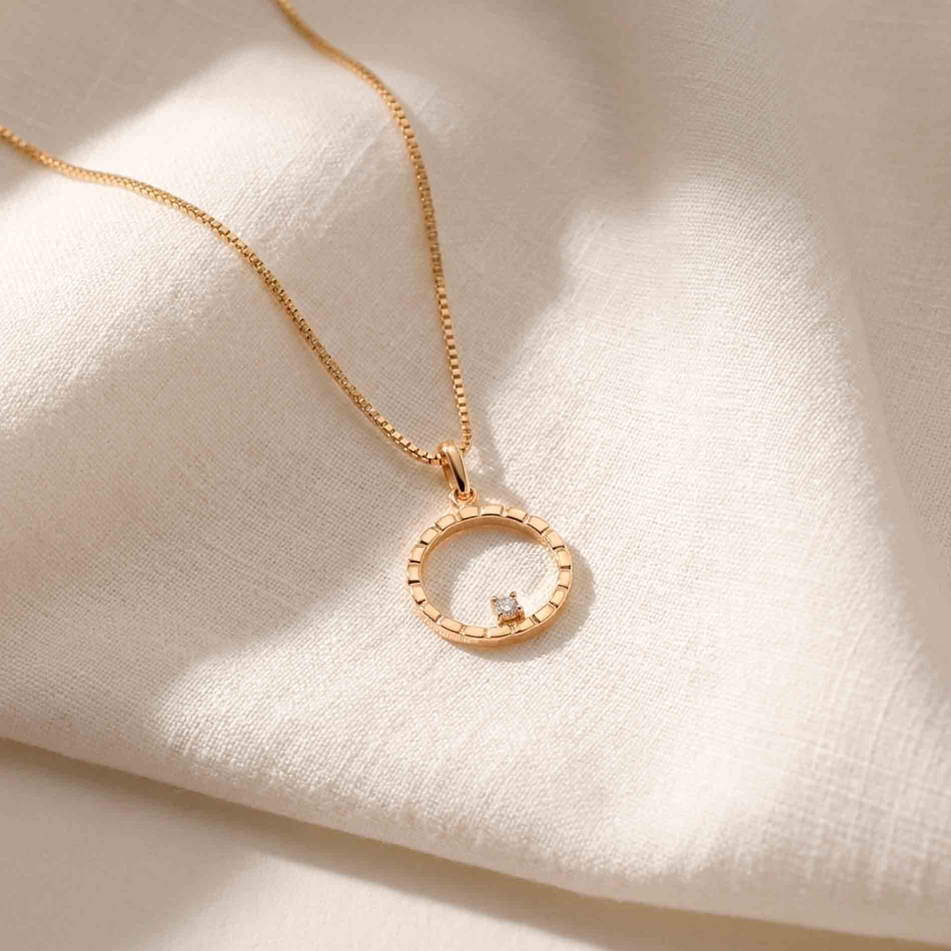 Frame vedhæng i 14 karat guld med 0,022 carat hvid diamant på hvidt tekstil