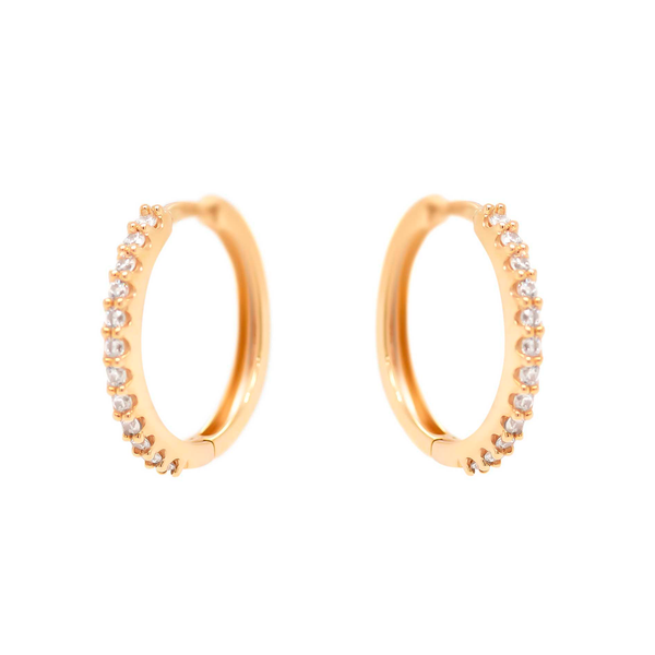 Gabi creoler i 8 kt. guld med række af klare zirkonia langs fronten, der giver et elegant og funklende udtryk i et klassisk hoop-design
