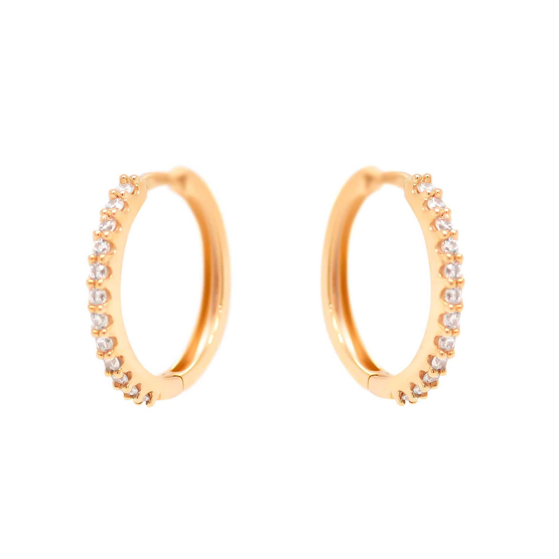 Gabi creoler i 8 kt. guld med række af klare zirkonia langs fronten, der giver et elegant og funklende udtryk i et klassisk hoop-design