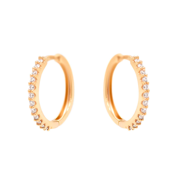Gabi creoler i 8 kt. guld med række af klare zirkonia langs fronten, der giver et elegant og funklende udtryk i et klassisk hoop-design