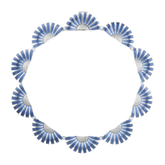 Sølv Daisy halskæde med halve margueritter med blå emalje fra Georg Jensen
