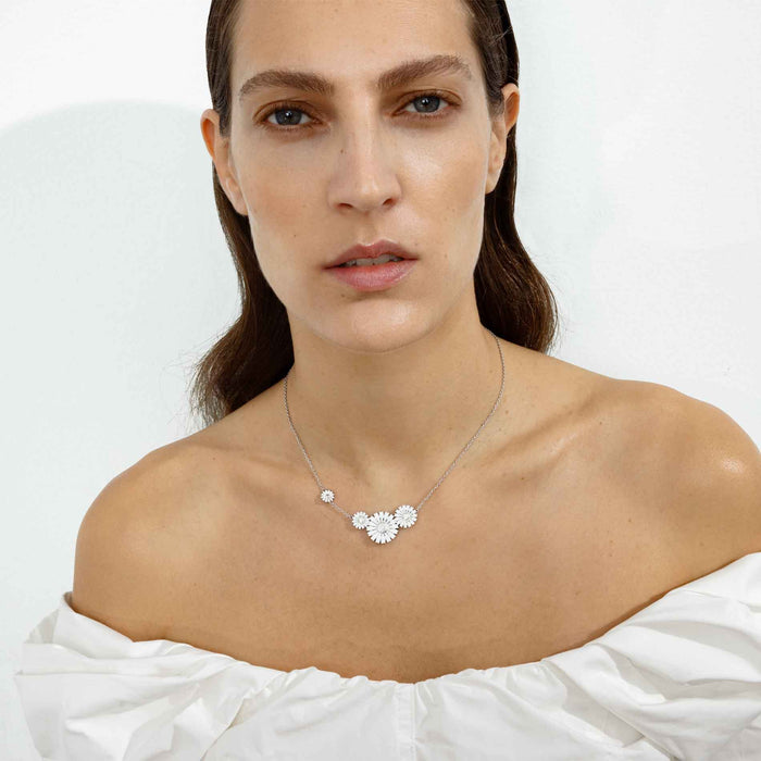 Sølv Daisy halskæde med fire hvide margueritter fra Georg Jensen