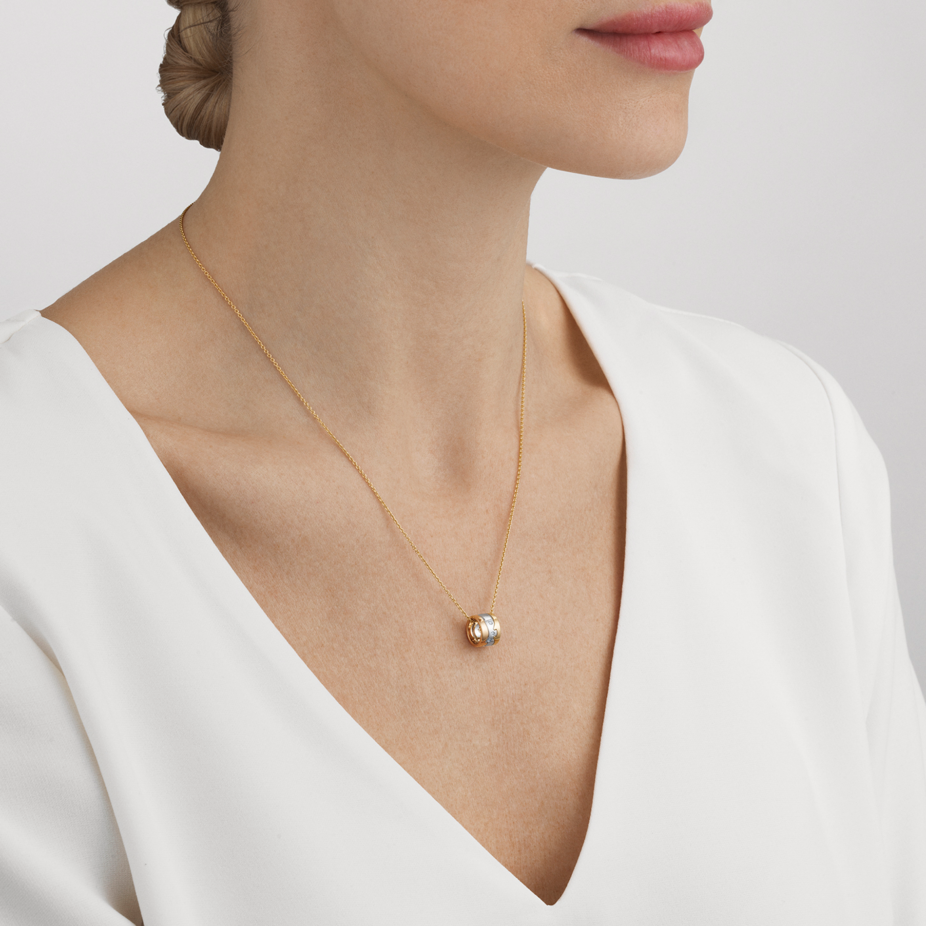 Georg Jensen Fusion halskæde i trefarvet guld båret på model