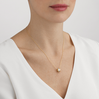 Georg Jensen Fusion halskæde i trefarvet guld båret på model