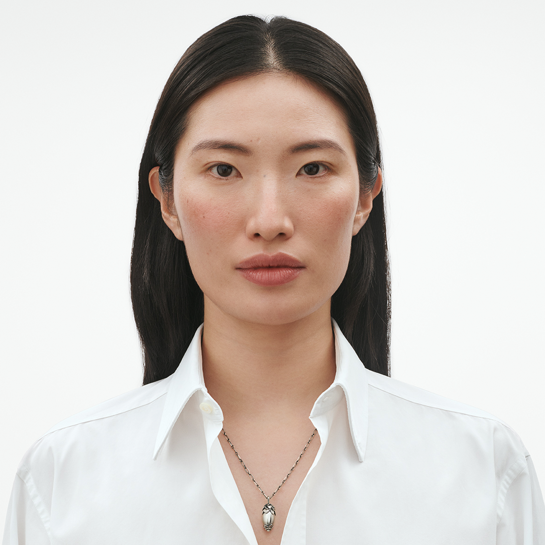 Georg Jensen Heritage 2026 sølvvedhæng båret på model